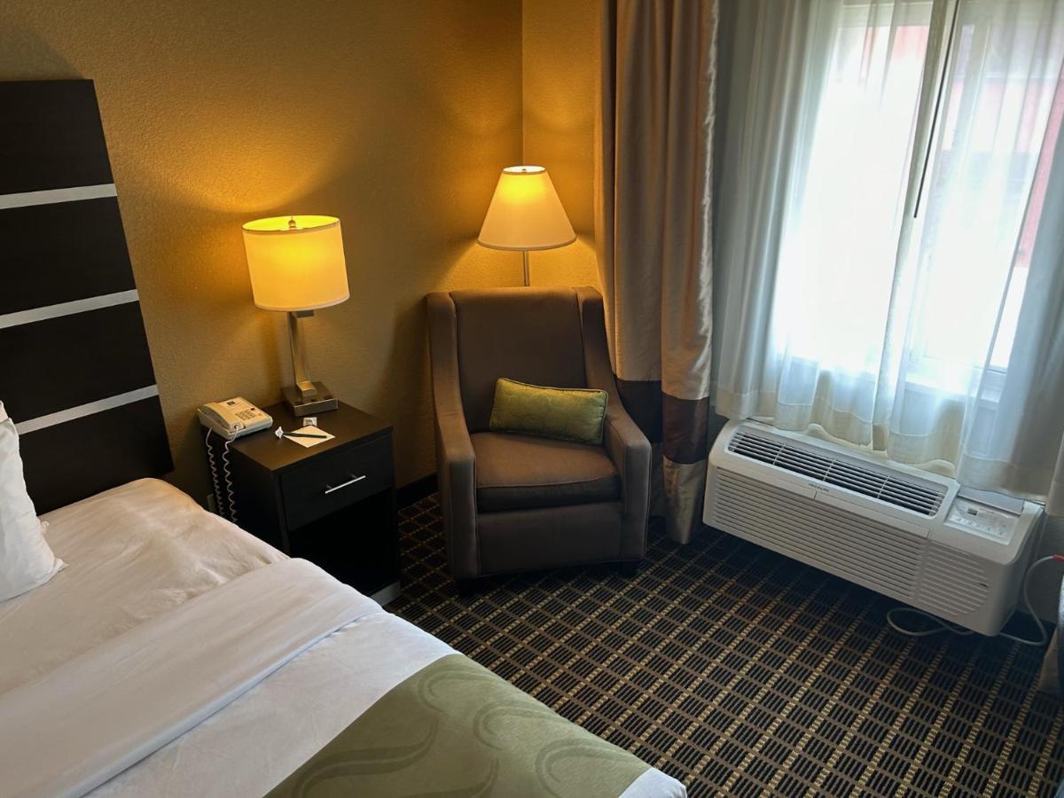 Quality Inn & Suites Bradford Extérieur photo