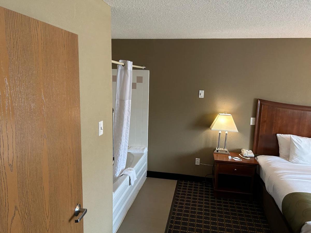 Quality Inn & Suites Bradford Extérieur photo