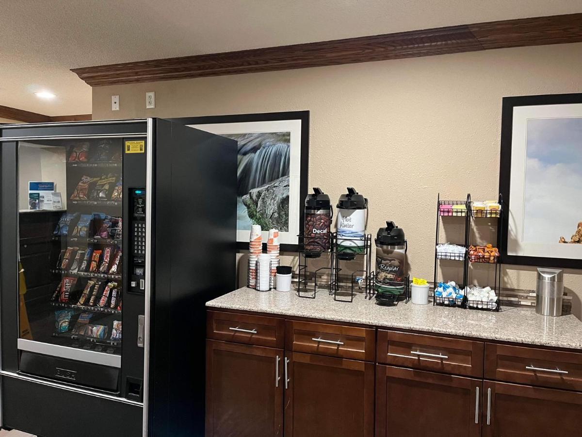Quality Inn & Suites Bradford Extérieur photo