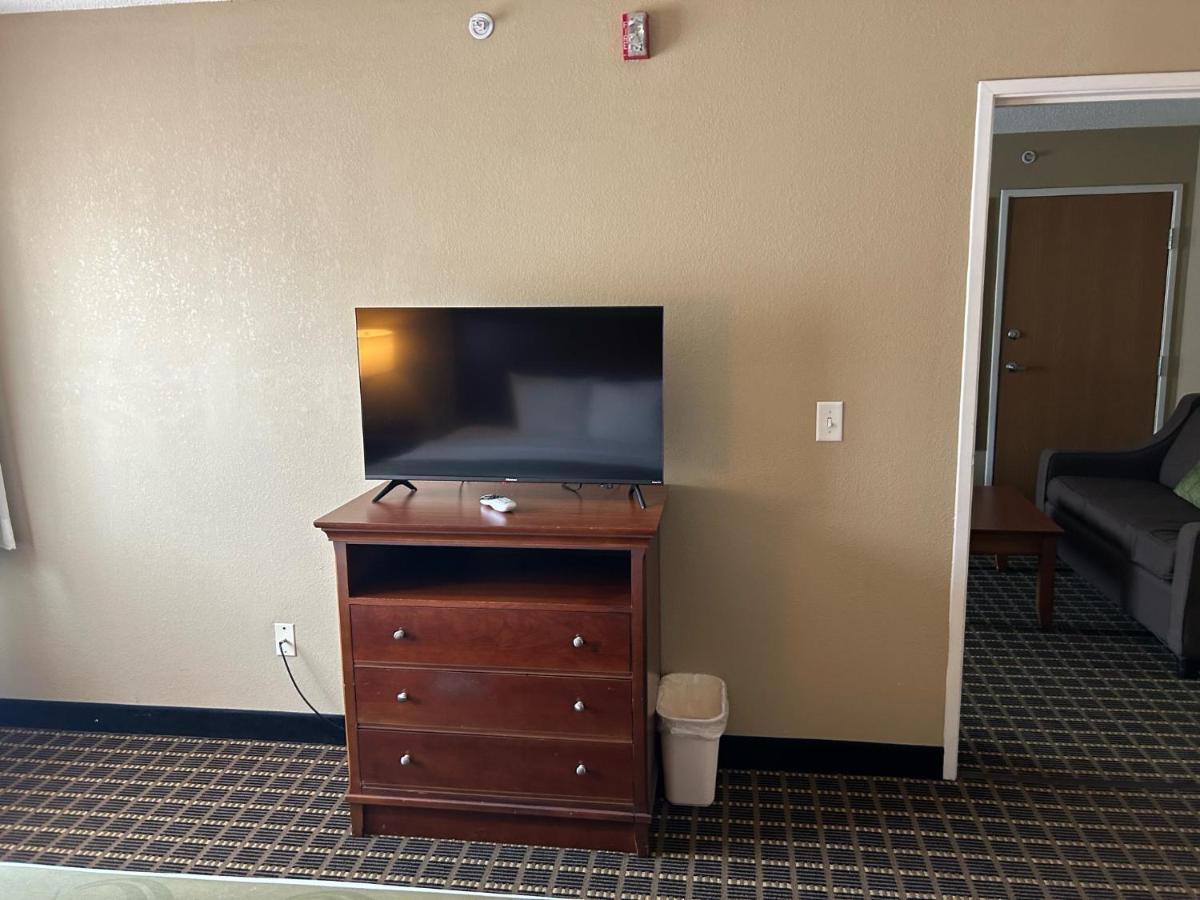 Quality Inn & Suites Bradford Extérieur photo