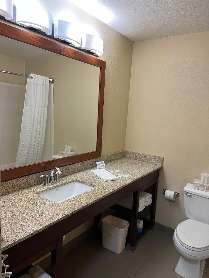 Quality Inn & Suites Bradford Extérieur photo