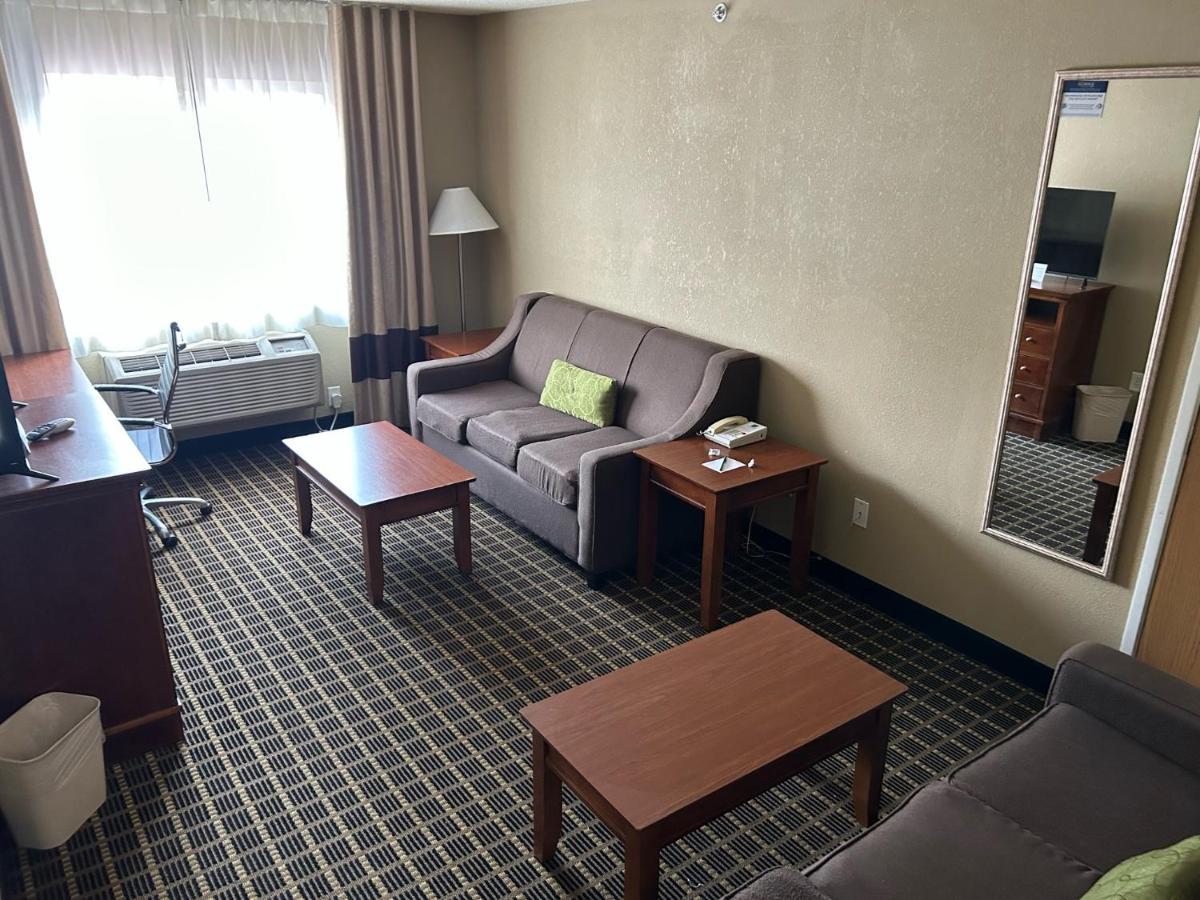 Quality Inn & Suites Bradford Extérieur photo